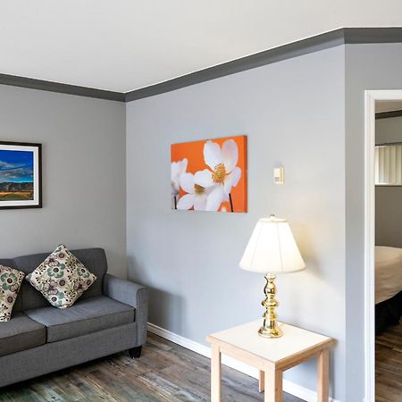 Tiki Shores Inn & Suites Penticton Extérieur photo