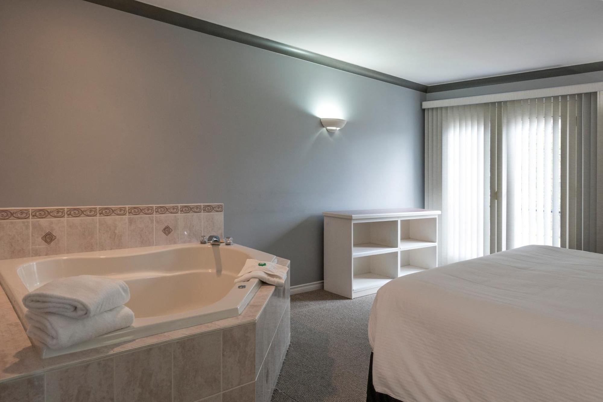Tiki Shores Inn & Suites Penticton Extérieur photo