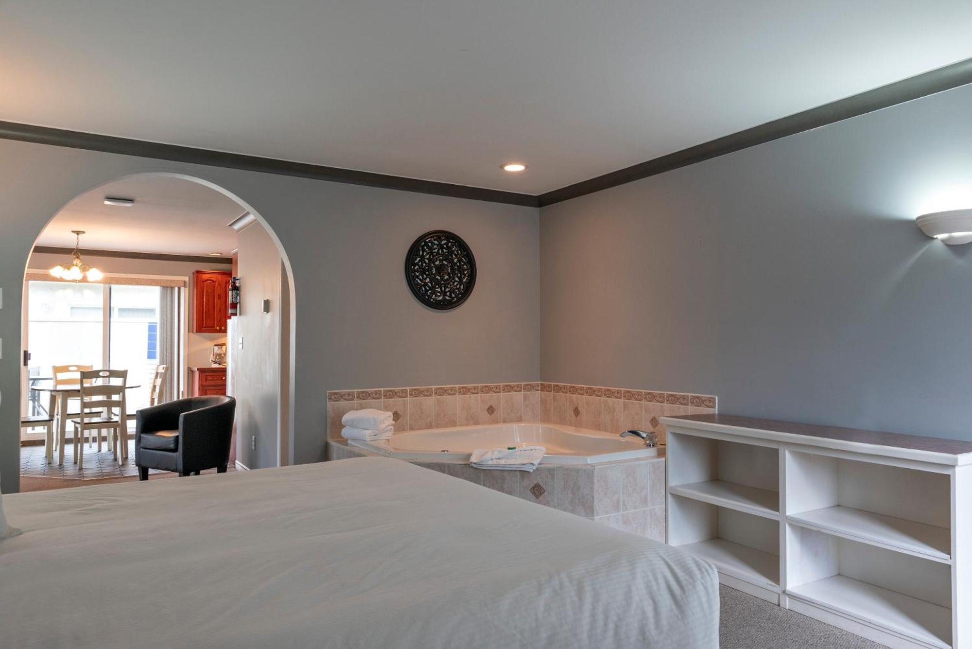 Tiki Shores Inn & Suites Penticton Extérieur photo