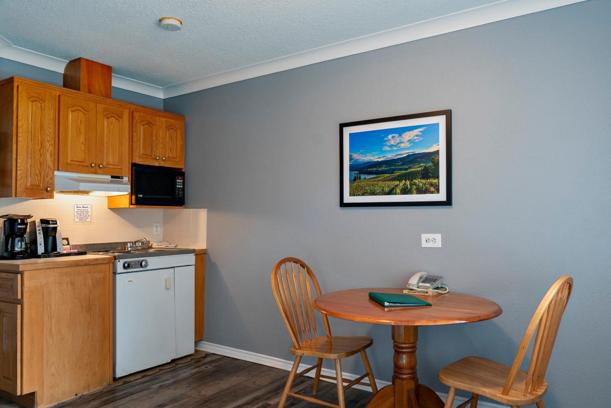Tiki Shores Inn & Suites Penticton Extérieur photo