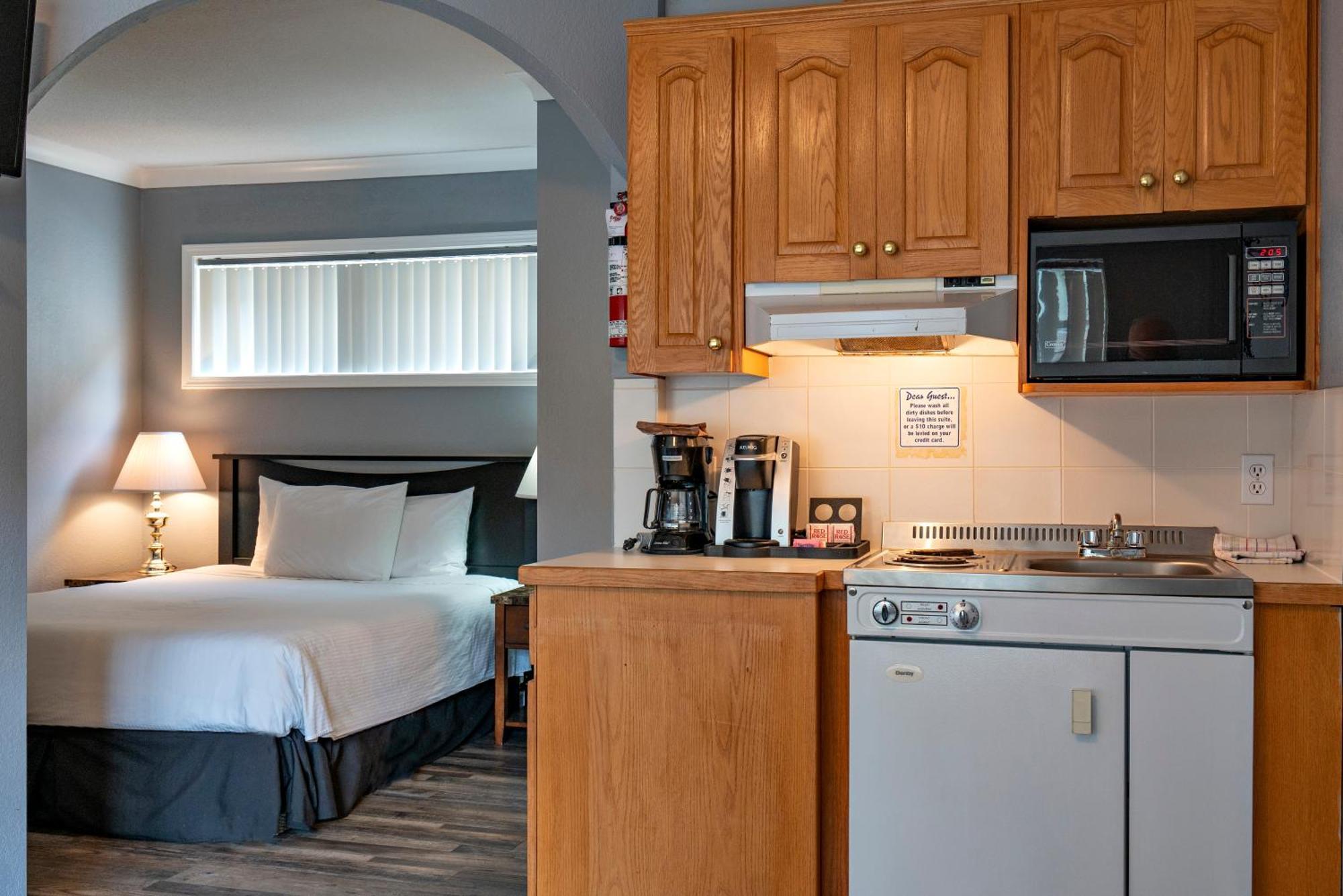 Tiki Shores Inn & Suites Penticton Extérieur photo