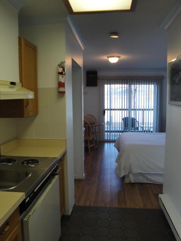 Tiki Shores Inn & Suites Penticton Extérieur photo