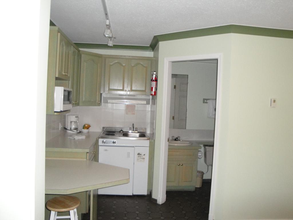 Tiki Shores Inn & Suites Penticton Extérieur photo