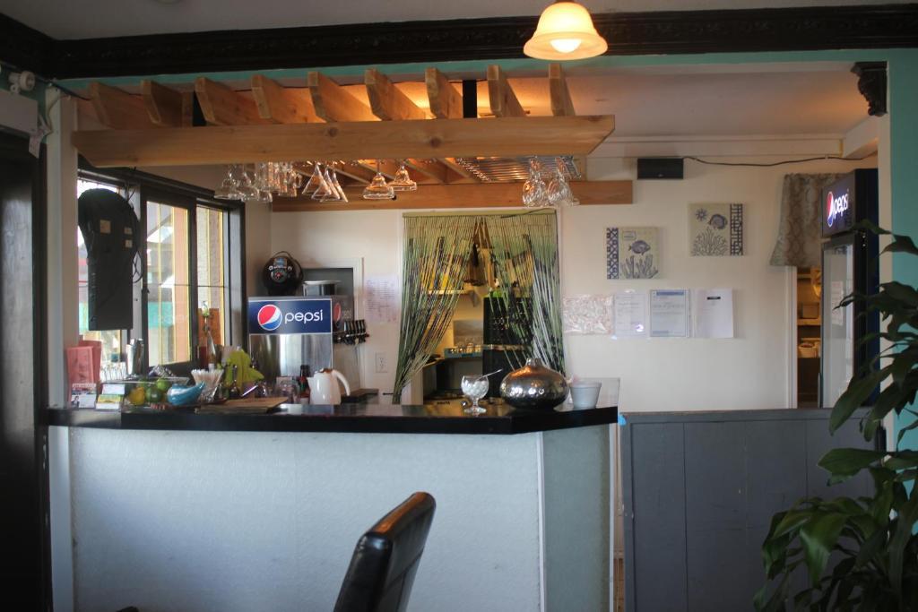 Tiki Shores Inn & Suites Penticton Extérieur photo