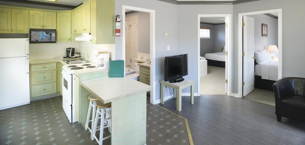 Tiki Shores Inn & Suites Penticton Extérieur photo