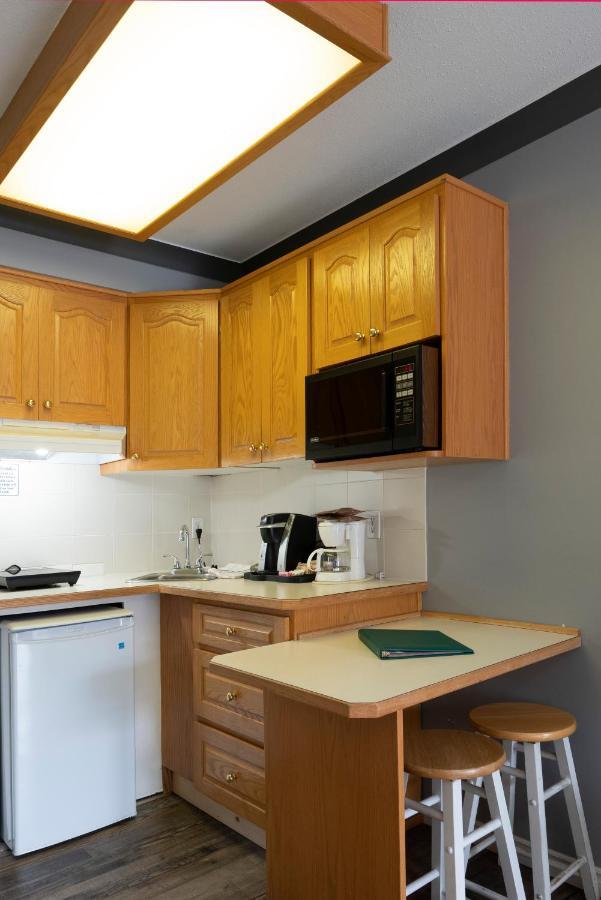 Tiki Shores Inn & Suites Penticton Extérieur photo