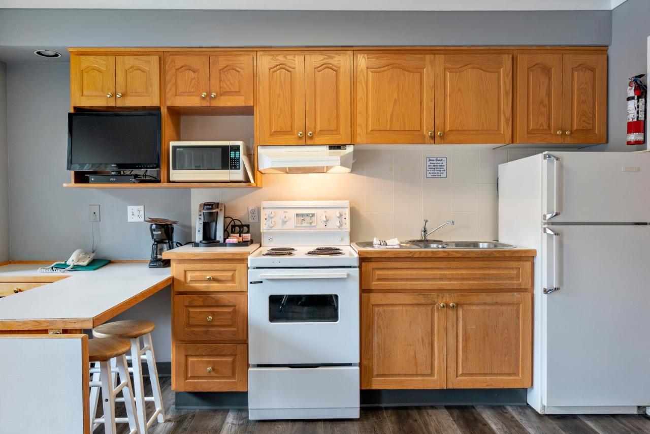 Tiki Shores Inn & Suites Penticton Extérieur photo