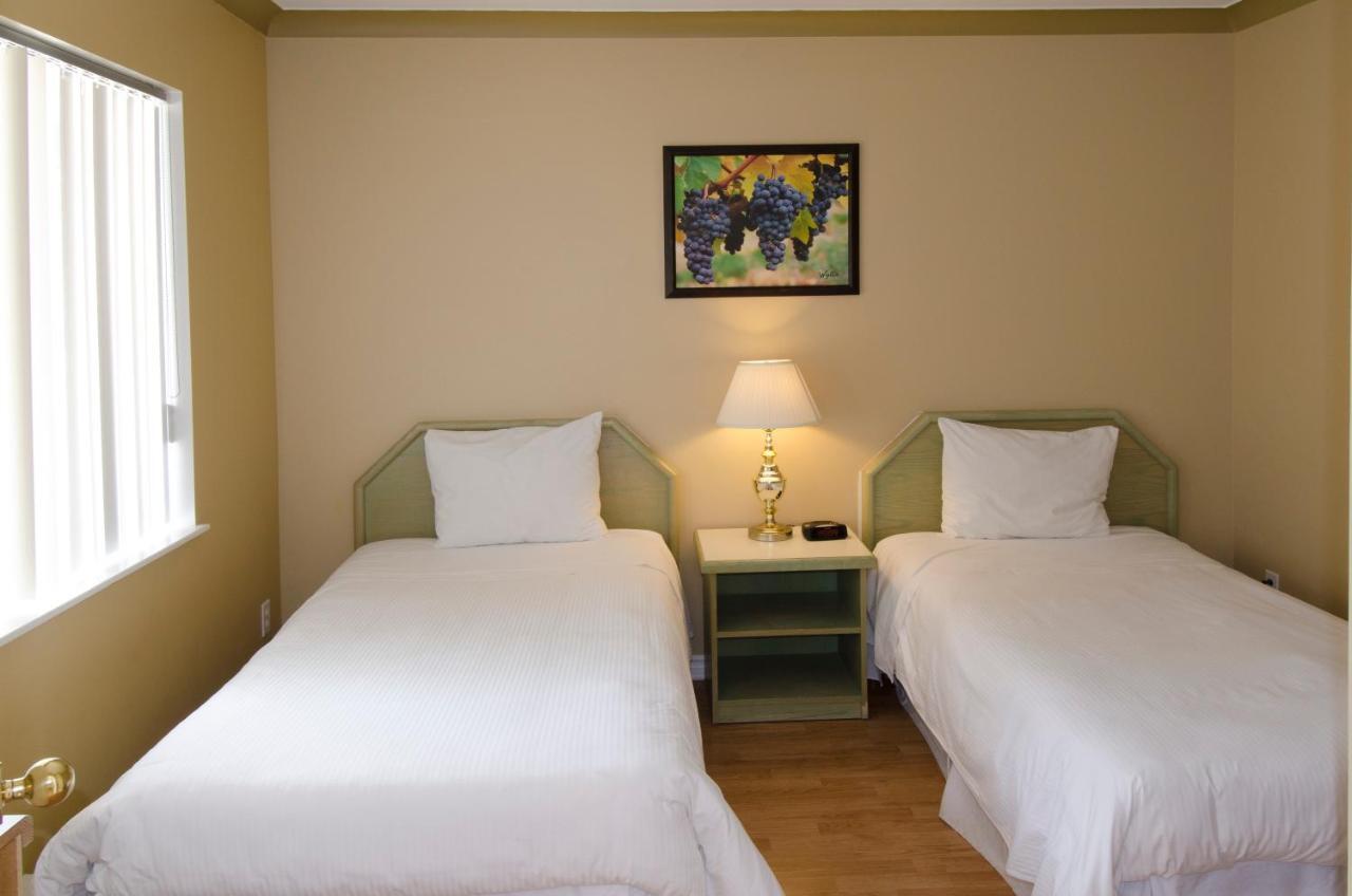 Tiki Shores Inn & Suites Penticton Extérieur photo