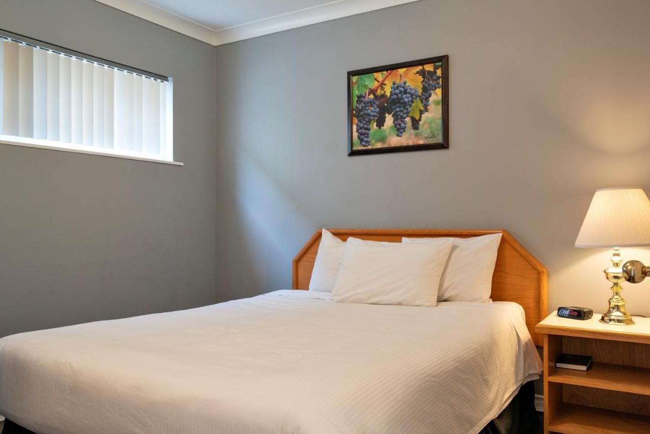 Tiki Shores Inn & Suites Penticton Extérieur photo