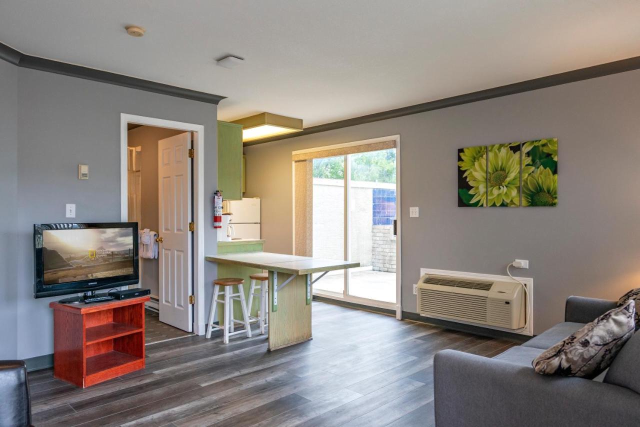 Tiki Shores Inn & Suites Penticton Extérieur photo