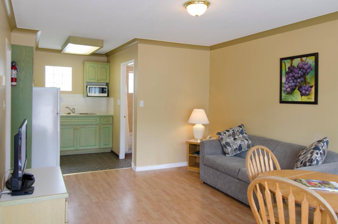 Tiki Shores Inn & Suites Penticton Extérieur photo