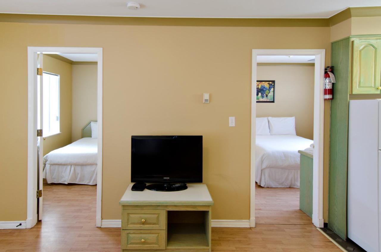 Tiki Shores Inn & Suites Penticton Extérieur photo