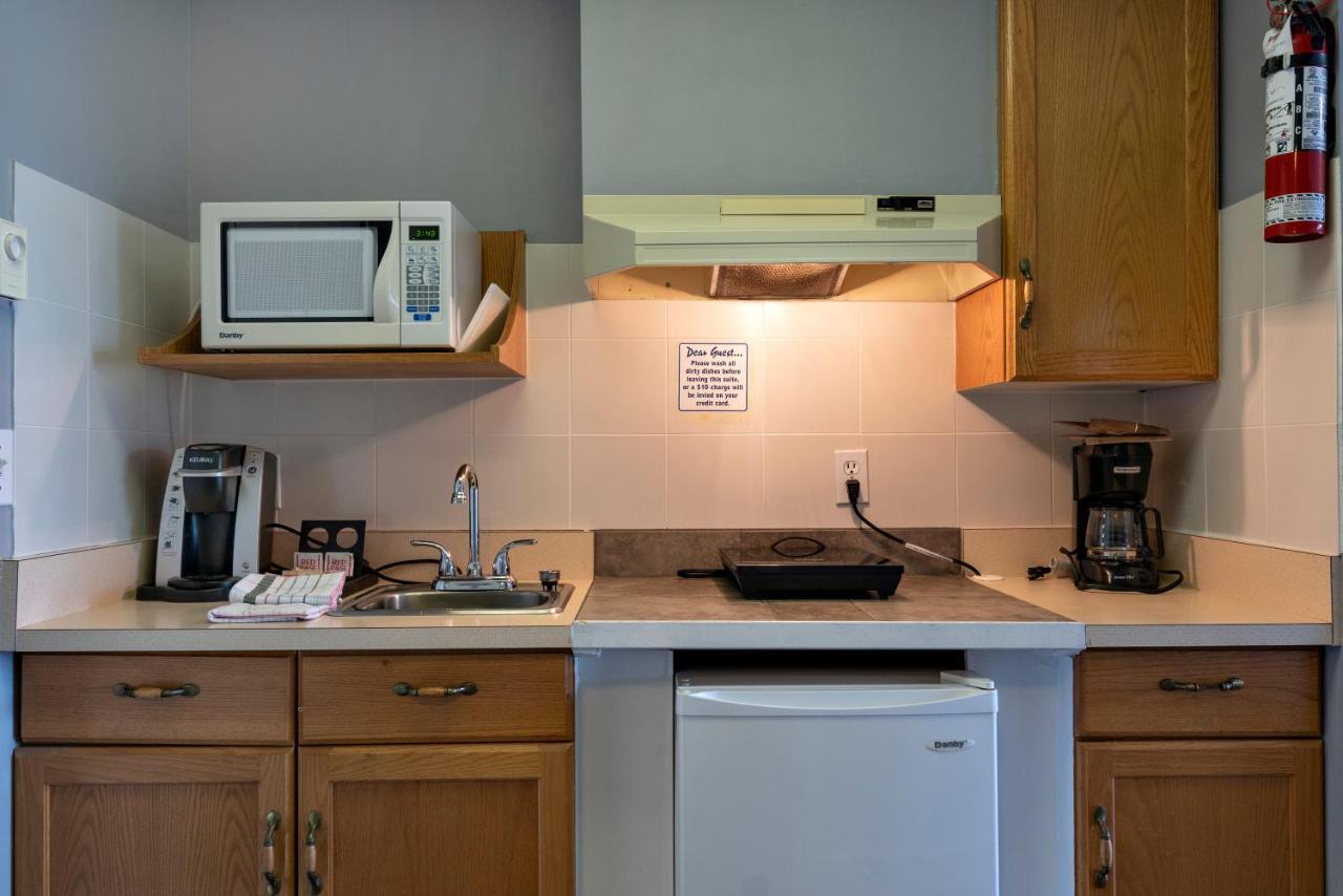 Tiki Shores Inn & Suites Penticton Extérieur photo