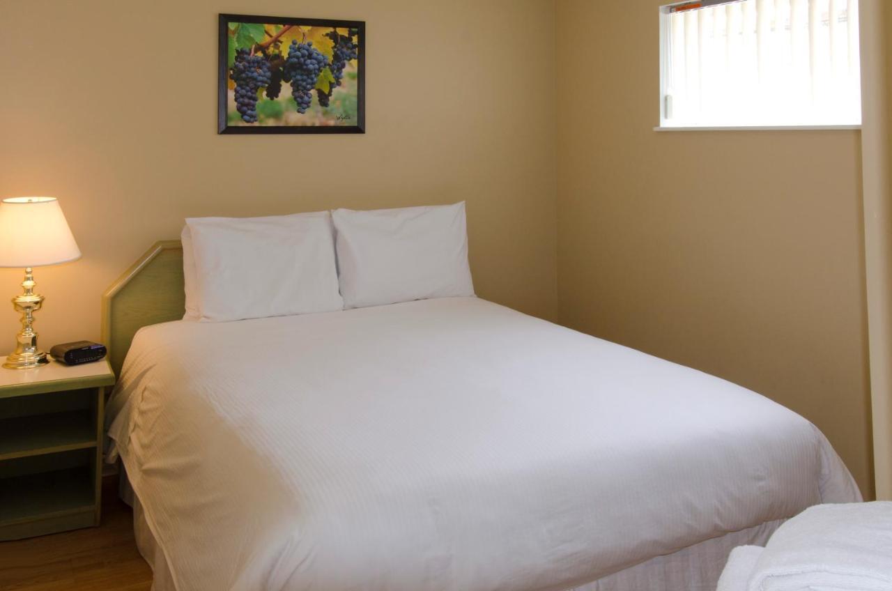 Tiki Shores Inn & Suites Penticton Extérieur photo